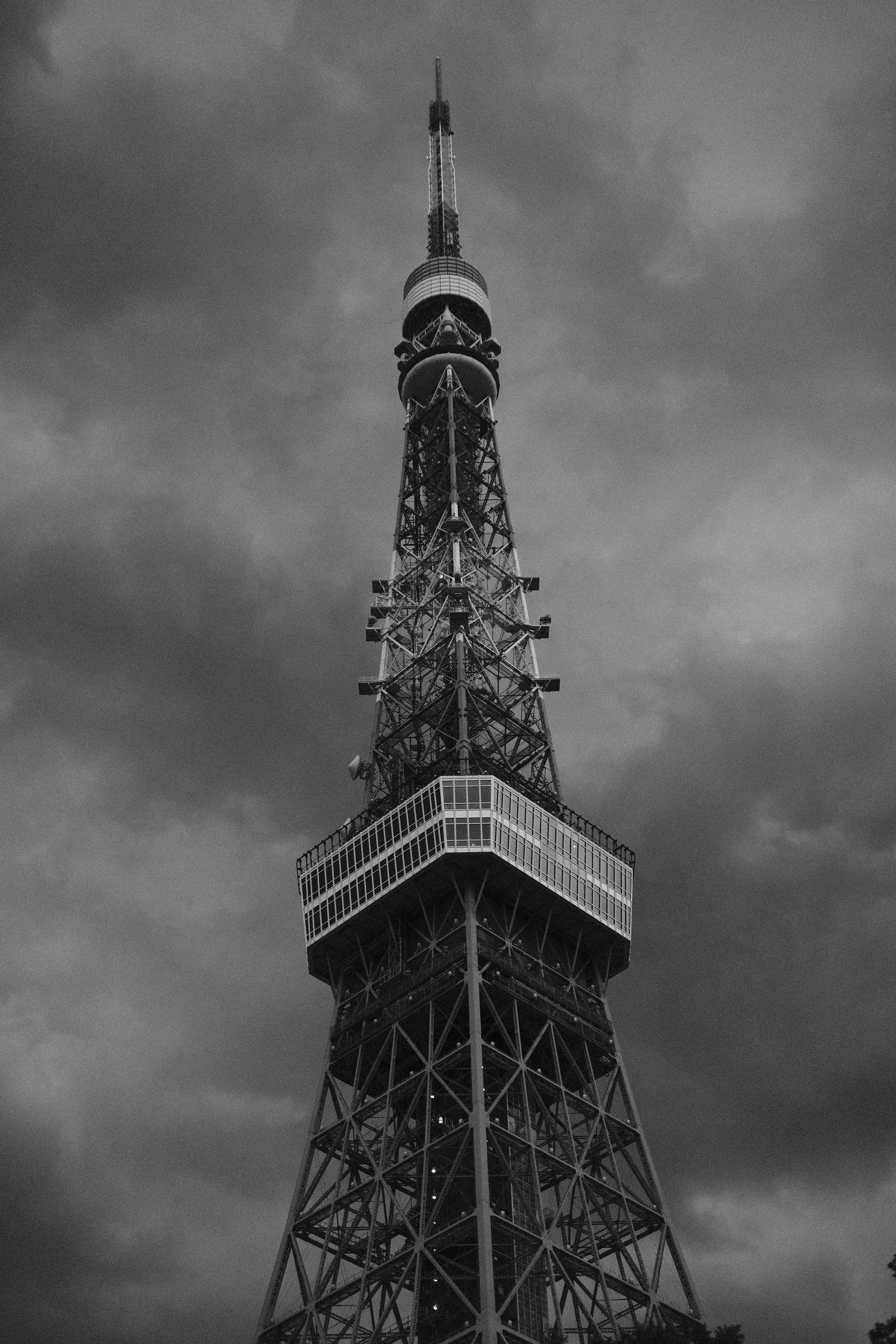 a black and white photo of the eiffel tower