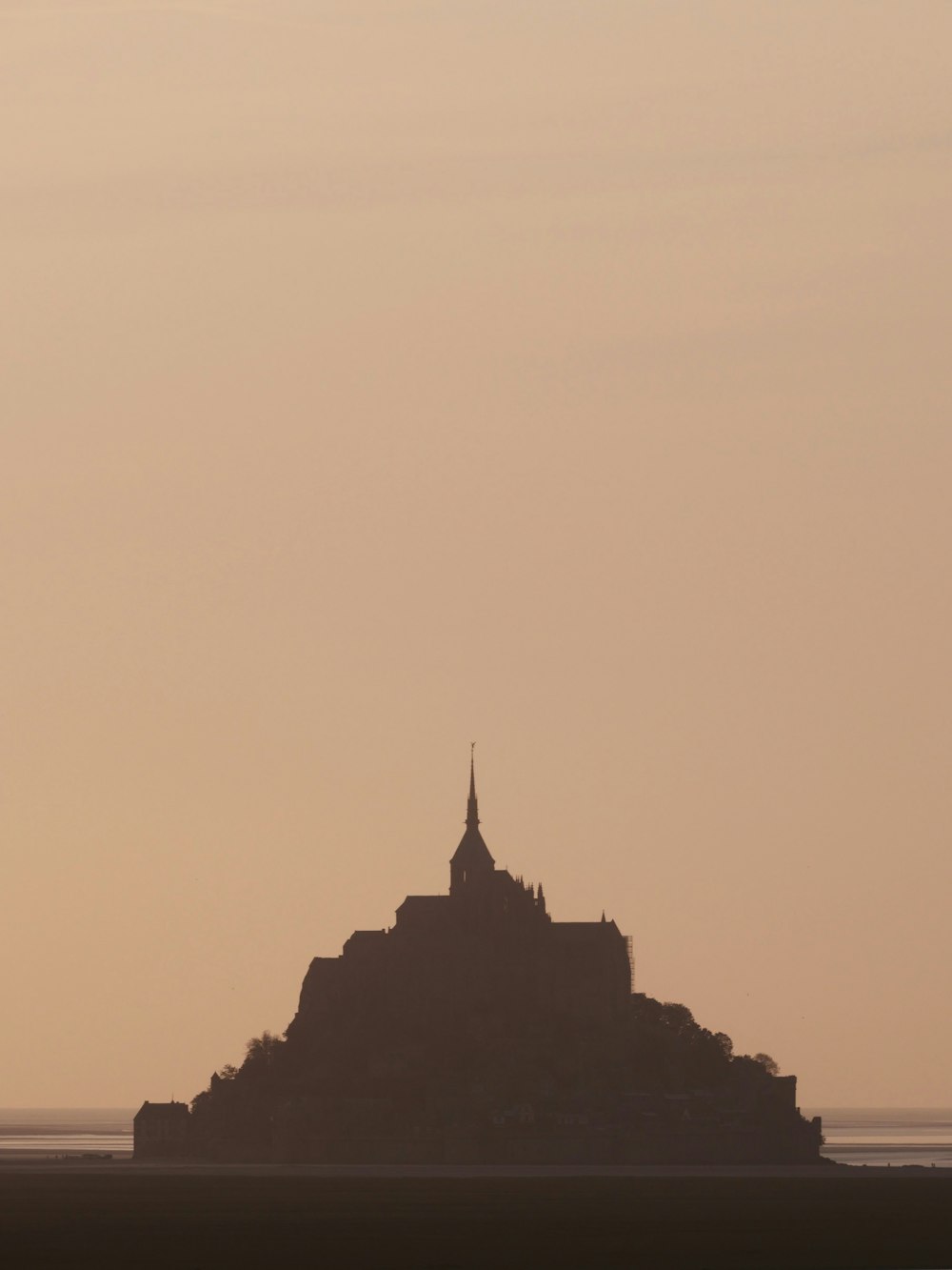 eine Insel mitten in einem Gewässer