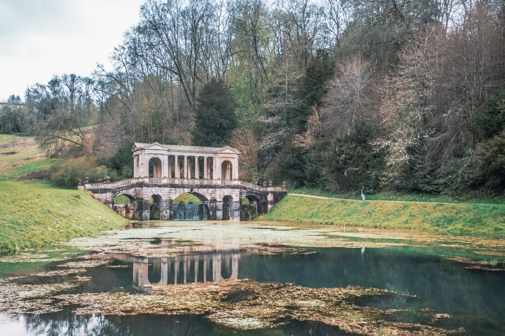 Ein großes Gebäude, das auf einer üppig grünen Wiese sitzt