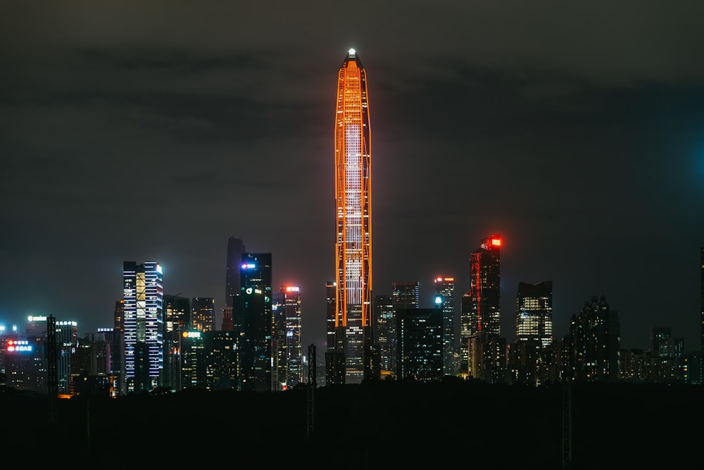 un edificio molto alto con molte luci in cima