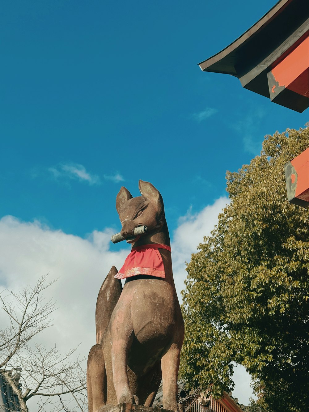 eine Statue eines Hundes, der ein rotes Hemd trägt