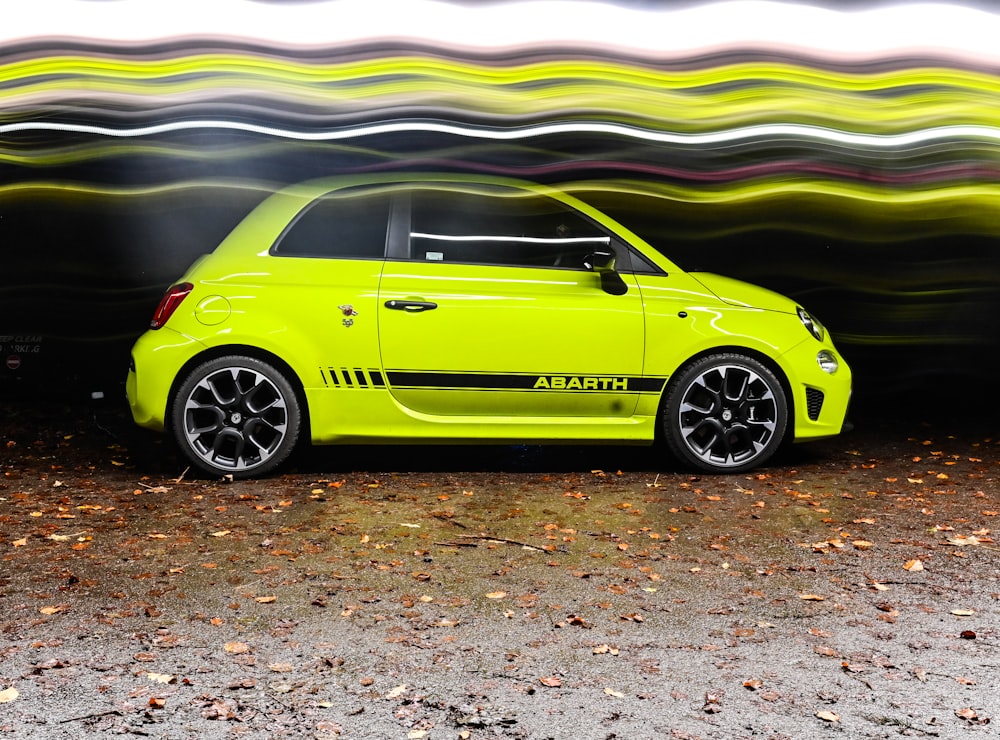 Une jolie voiture vert citron garée devant un tunnel