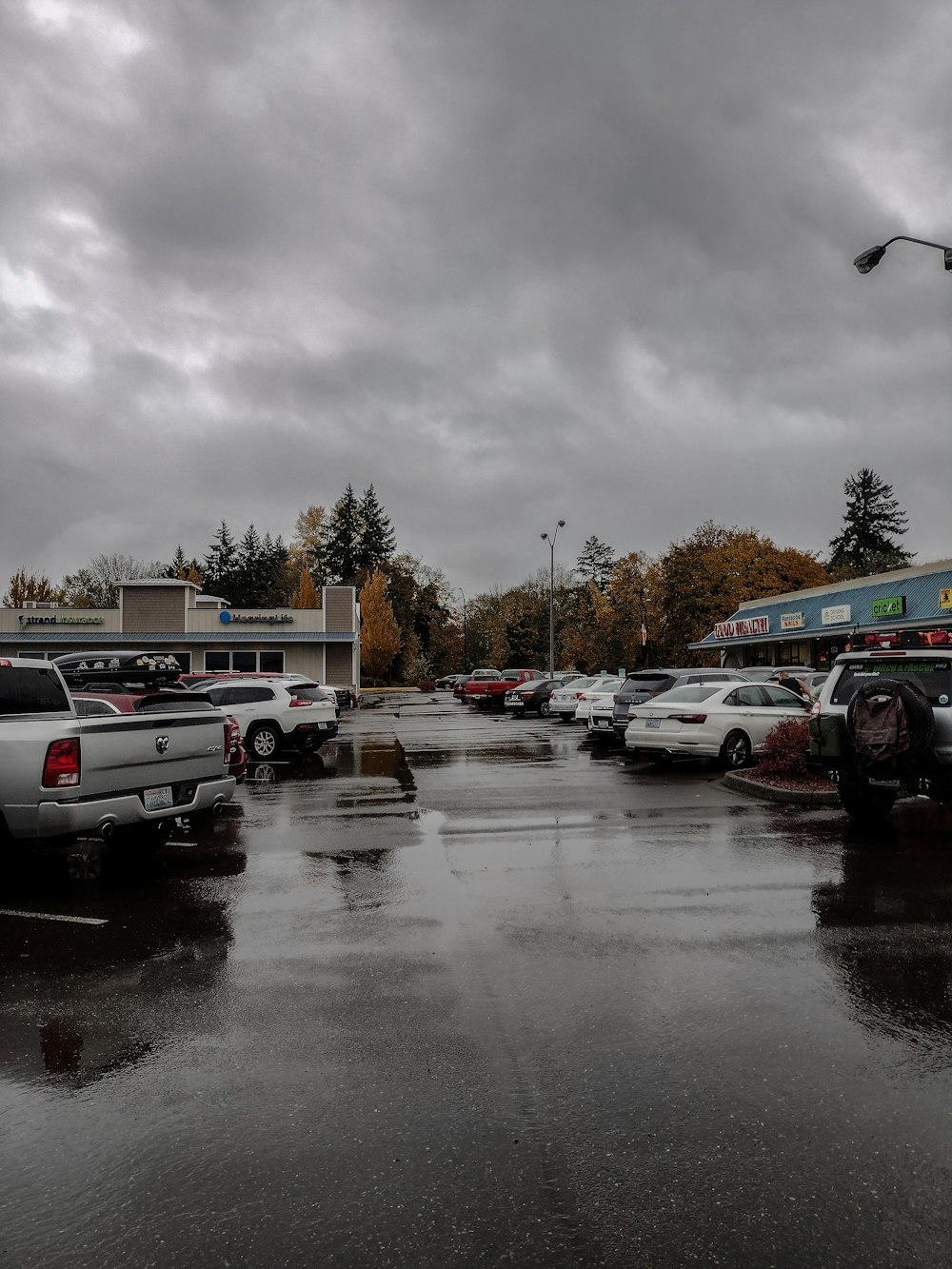 ein Parkplatz mit vielen geparkten Autos