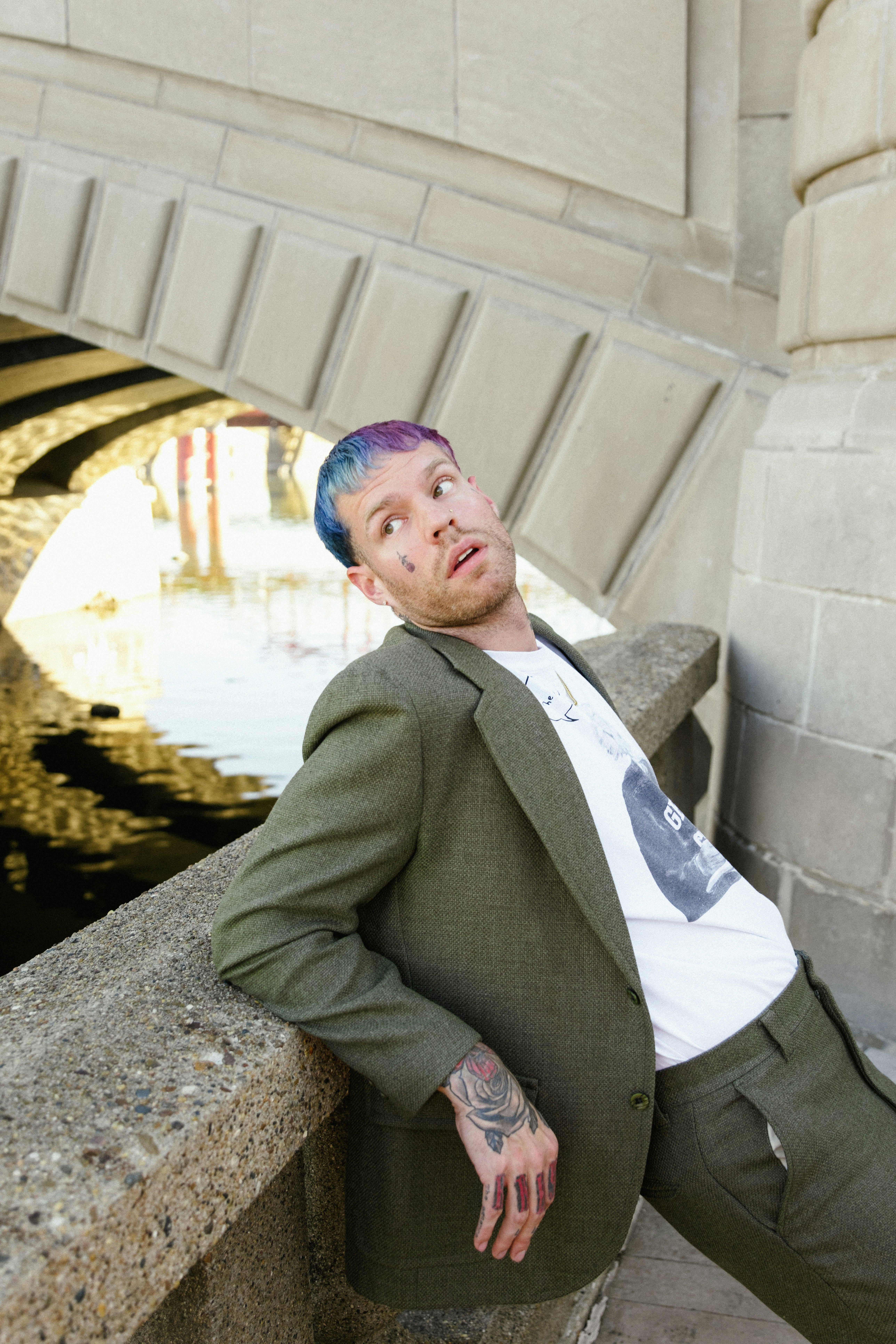 A man in a suit leaning against a wall photo – Free Portrait Image on ...