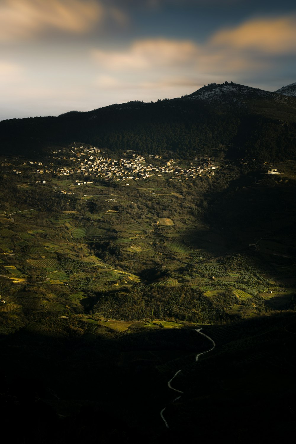 uma vista de um vale com uma montanha ao fundo