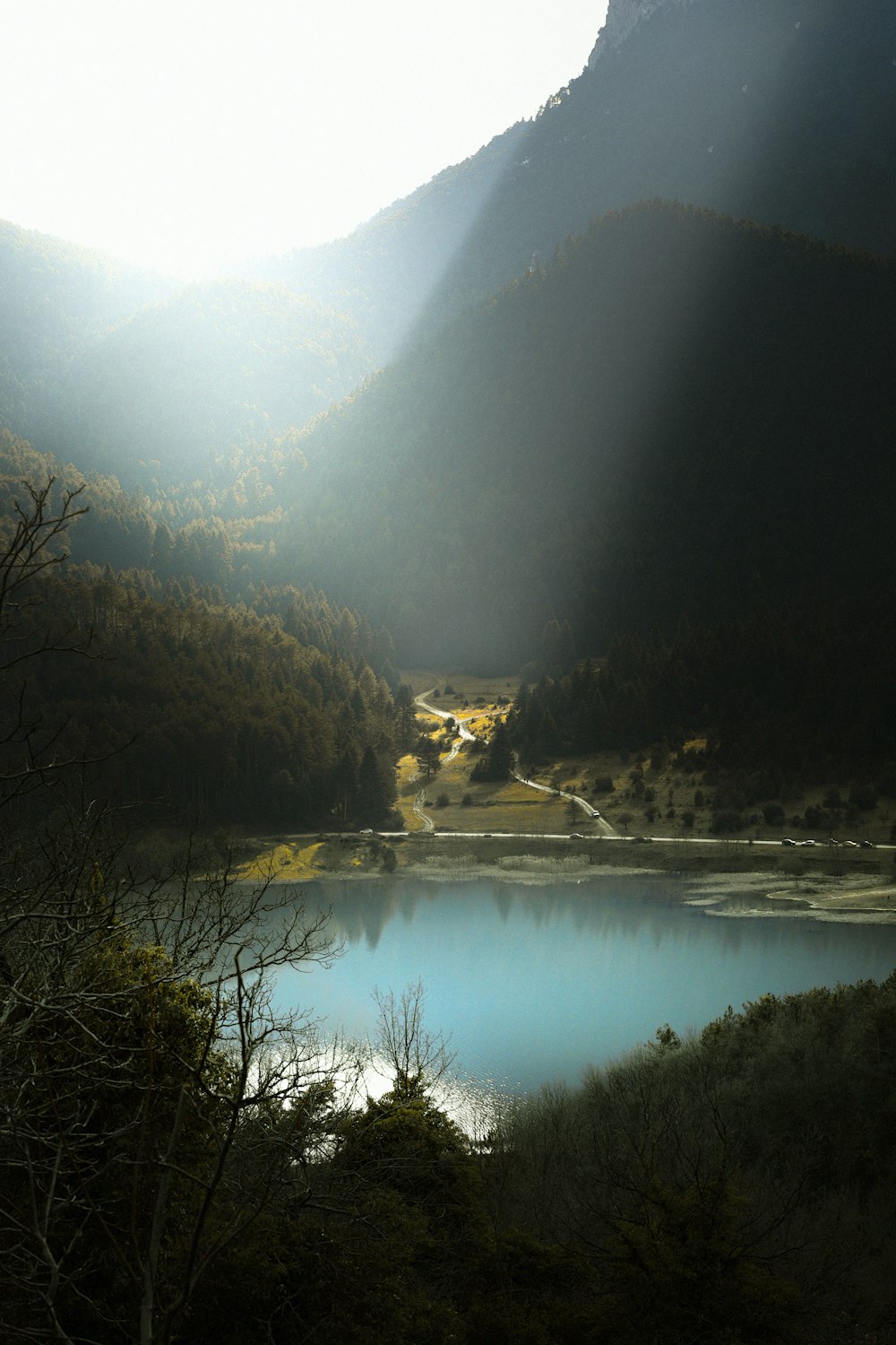 Un lago en medio de una cadena montañosa