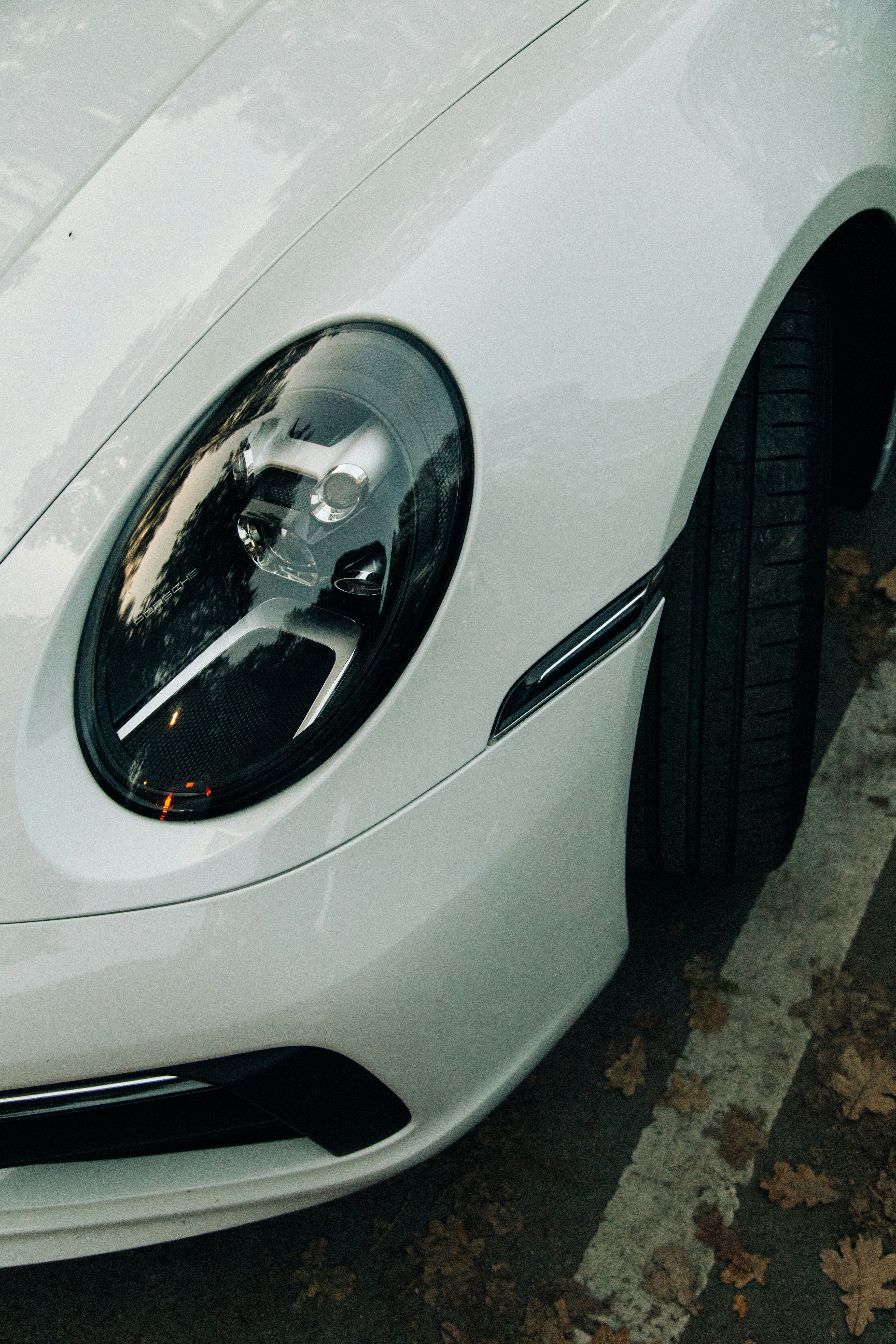 ein weißer Sportwagen, der am Straßenrand geparkt ist