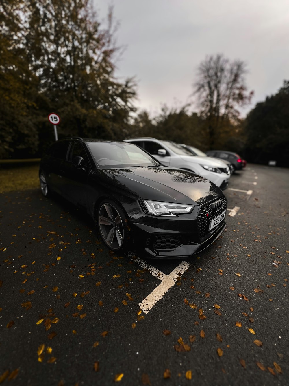 eine Reihe geparkter Autos auf einem Parkplatz