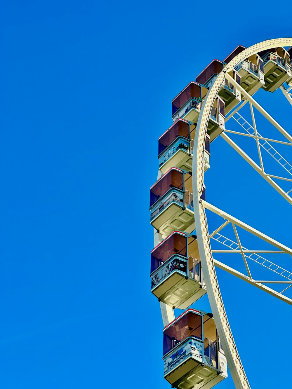 uma roda gigante com um céu azul no fundo