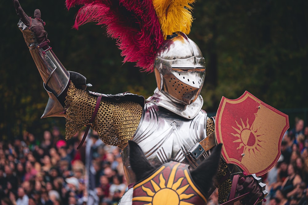 Un hombre vestido con armadura y sosteniendo un escudo