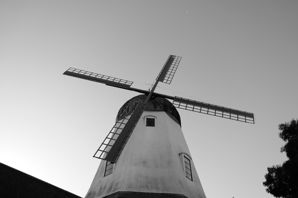Una foto en blanco y negro de un molino de viento