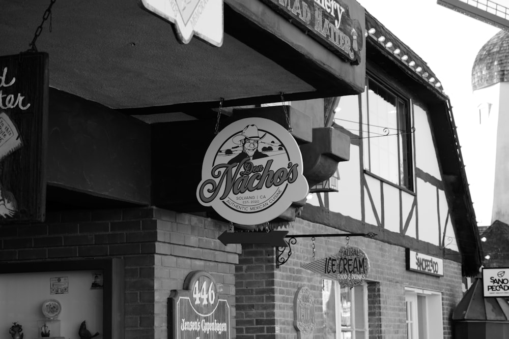 Una foto en blanco y negro de un restaurante