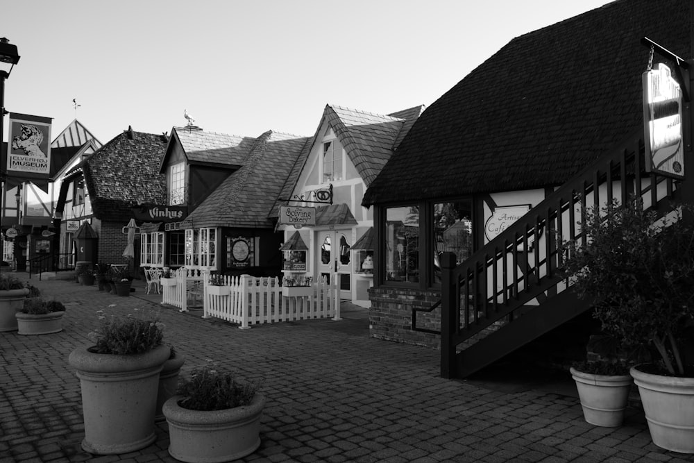 Una foto en blanco y negro de un pequeño pueblo