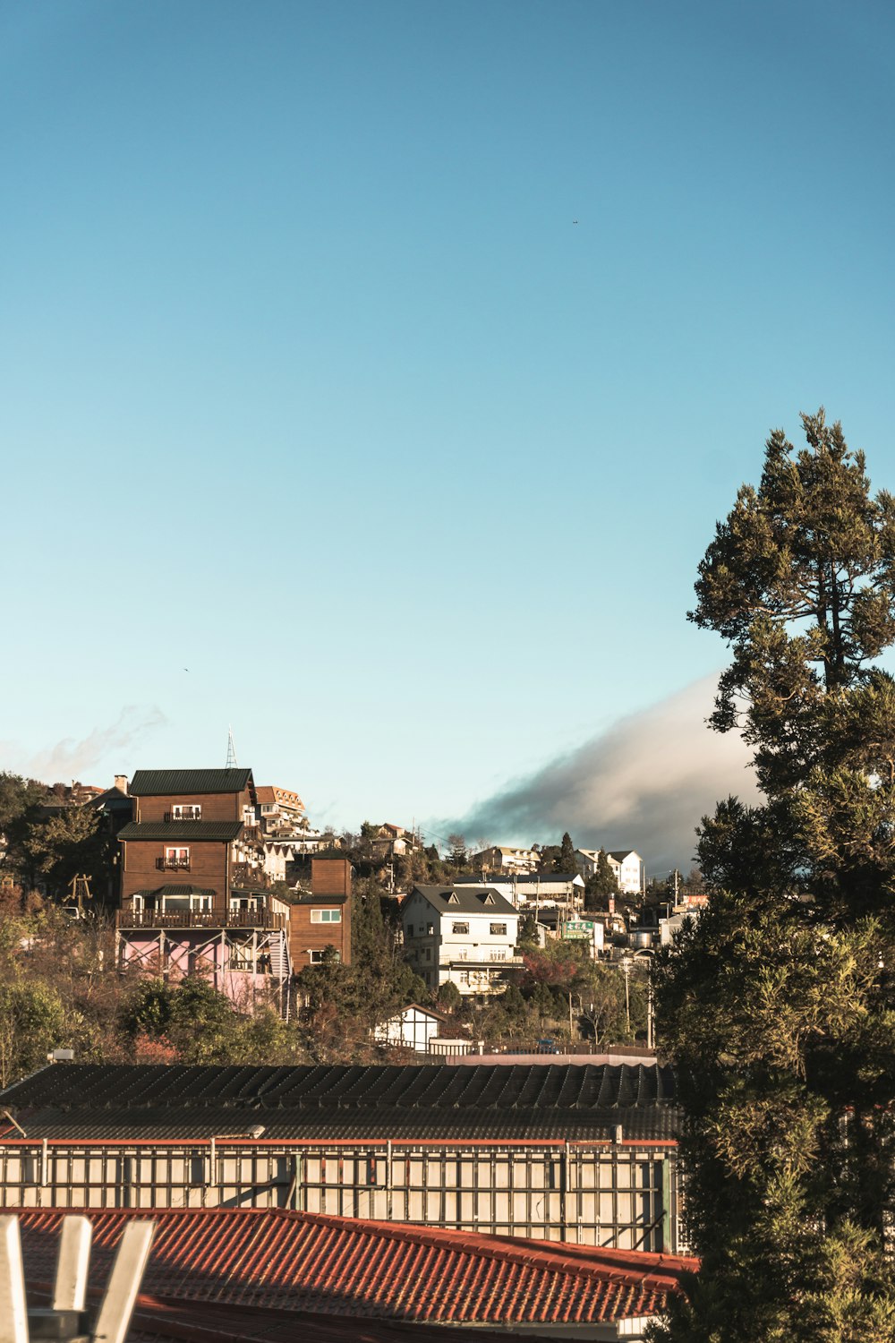 Una veduta di una città dall'altra parte di un fiume