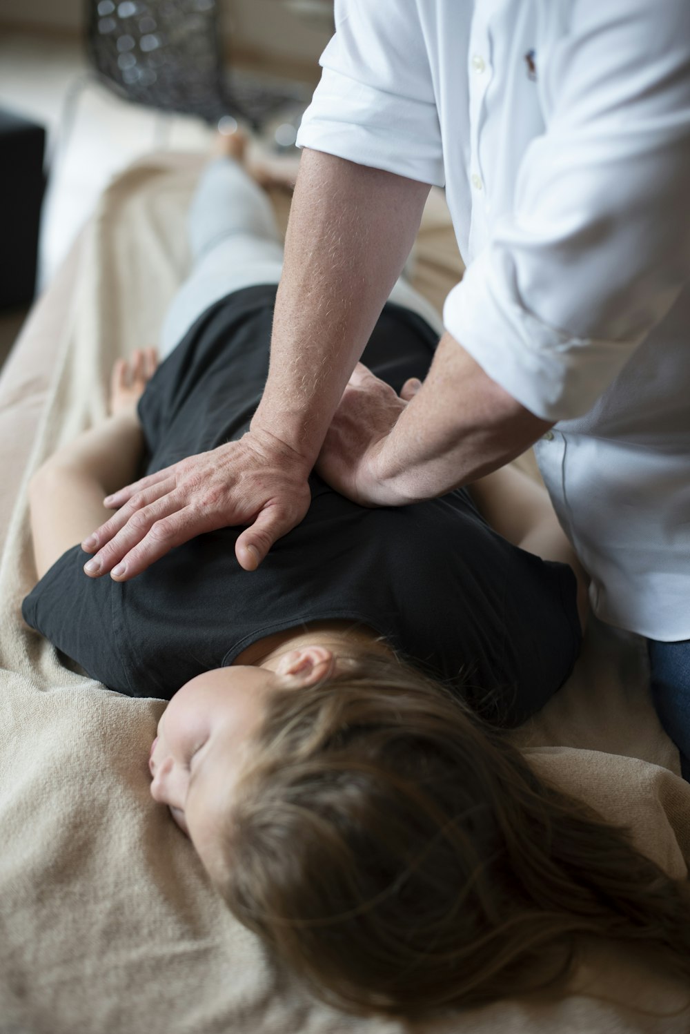 uma mulher recebendo uma massagem nas costas de um homem