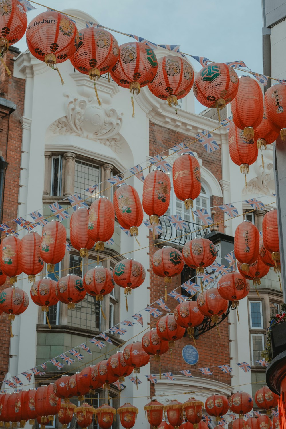 a bunch of red lanterns hanging from a building