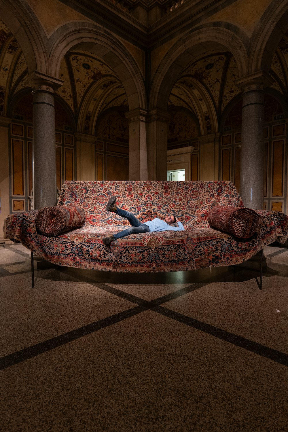 un homme allongé sur un canapé dans une pièce