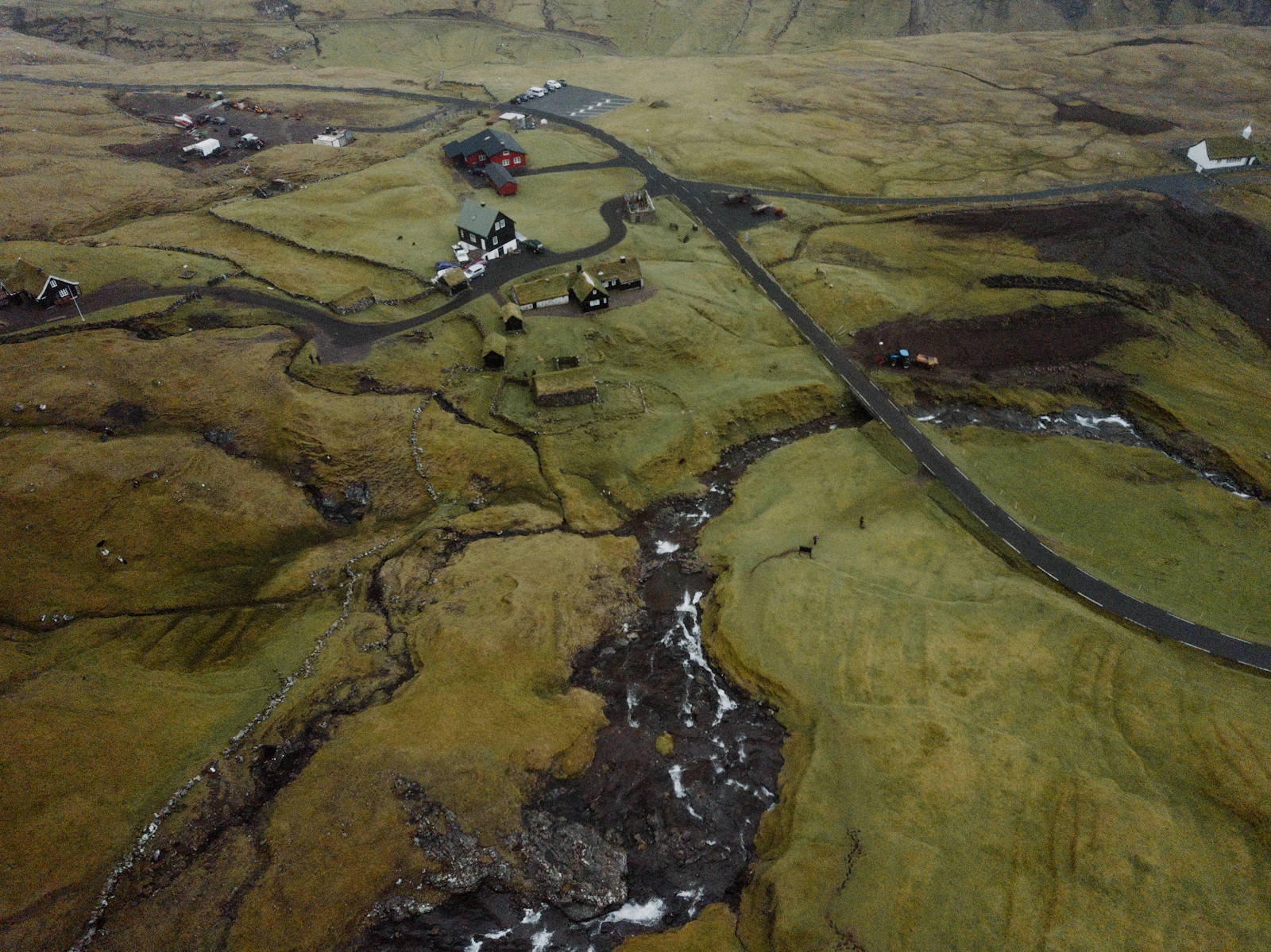 Vista aérea de un pequeño poblado en un valle