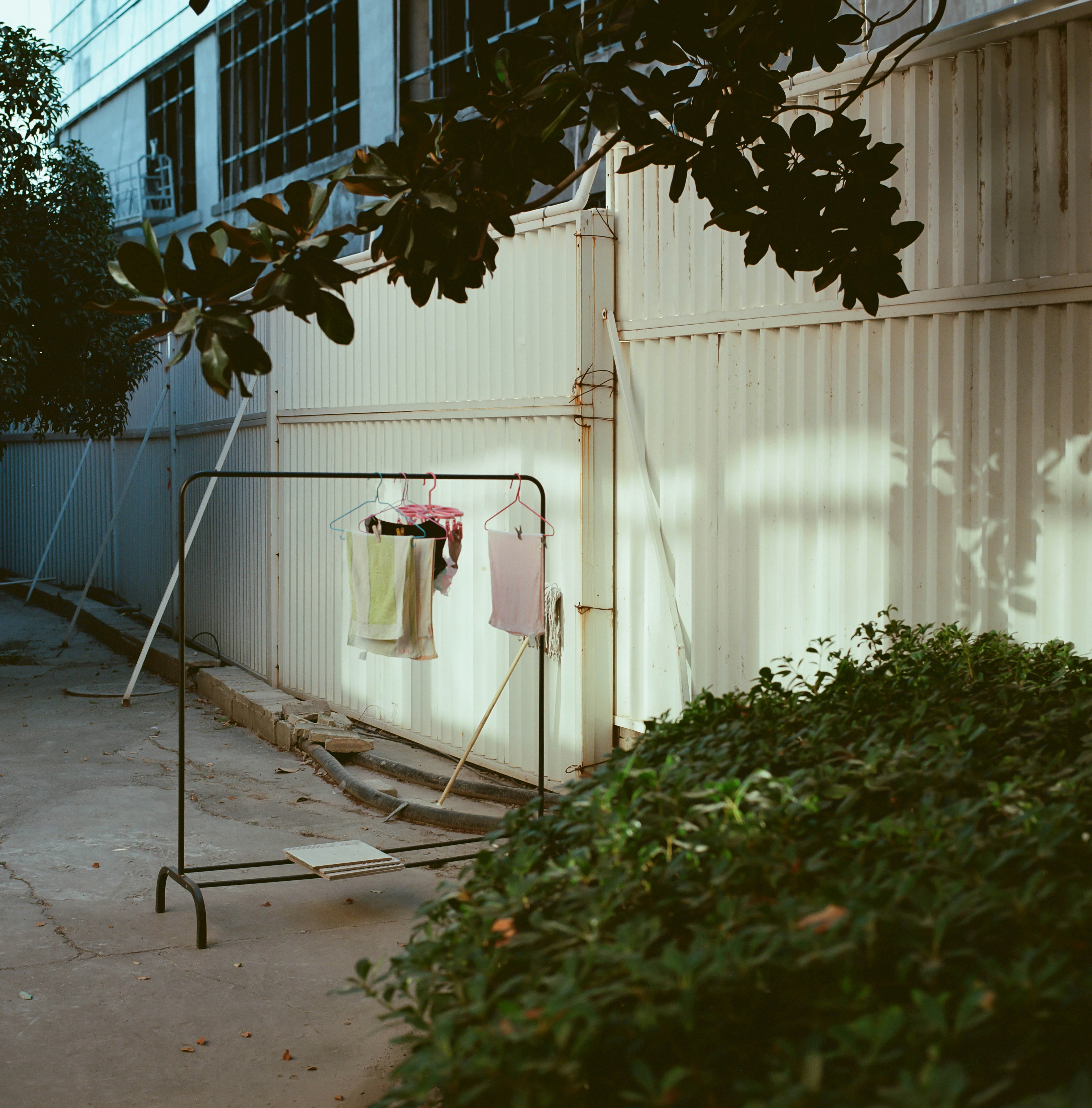 Ropa colgada en un tendedero frente a un edificio