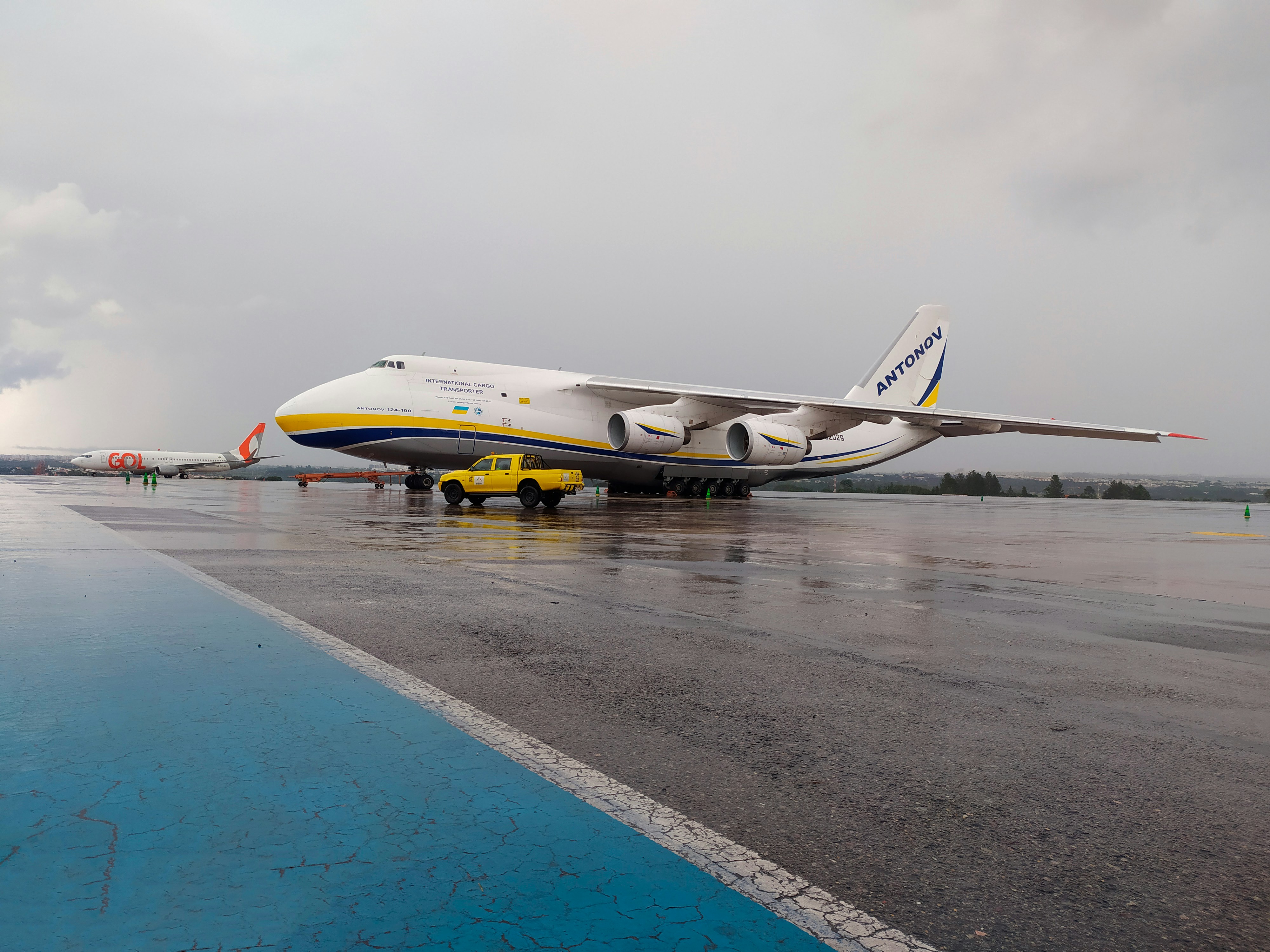 a large jetliner sitting on top of an airport tarmac, ANTONOV 124
