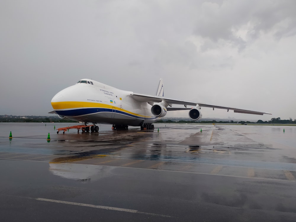 Un grande aereo di linea seduto sulla cima di una pista dell'aeroporto