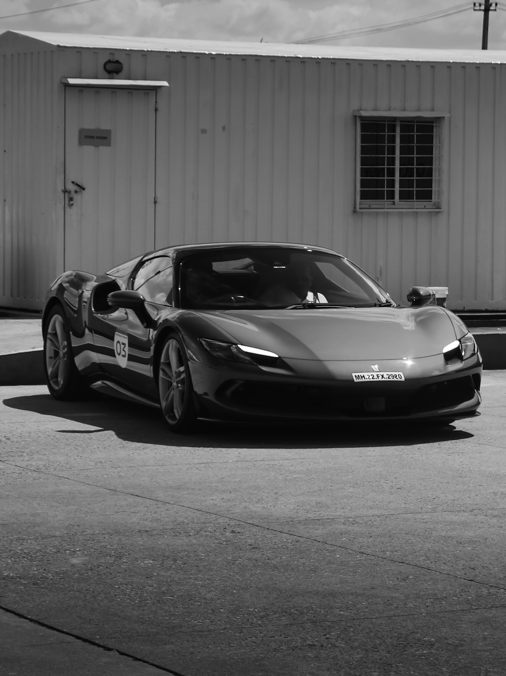 une photo en noir et blanc d’une voiture de sport