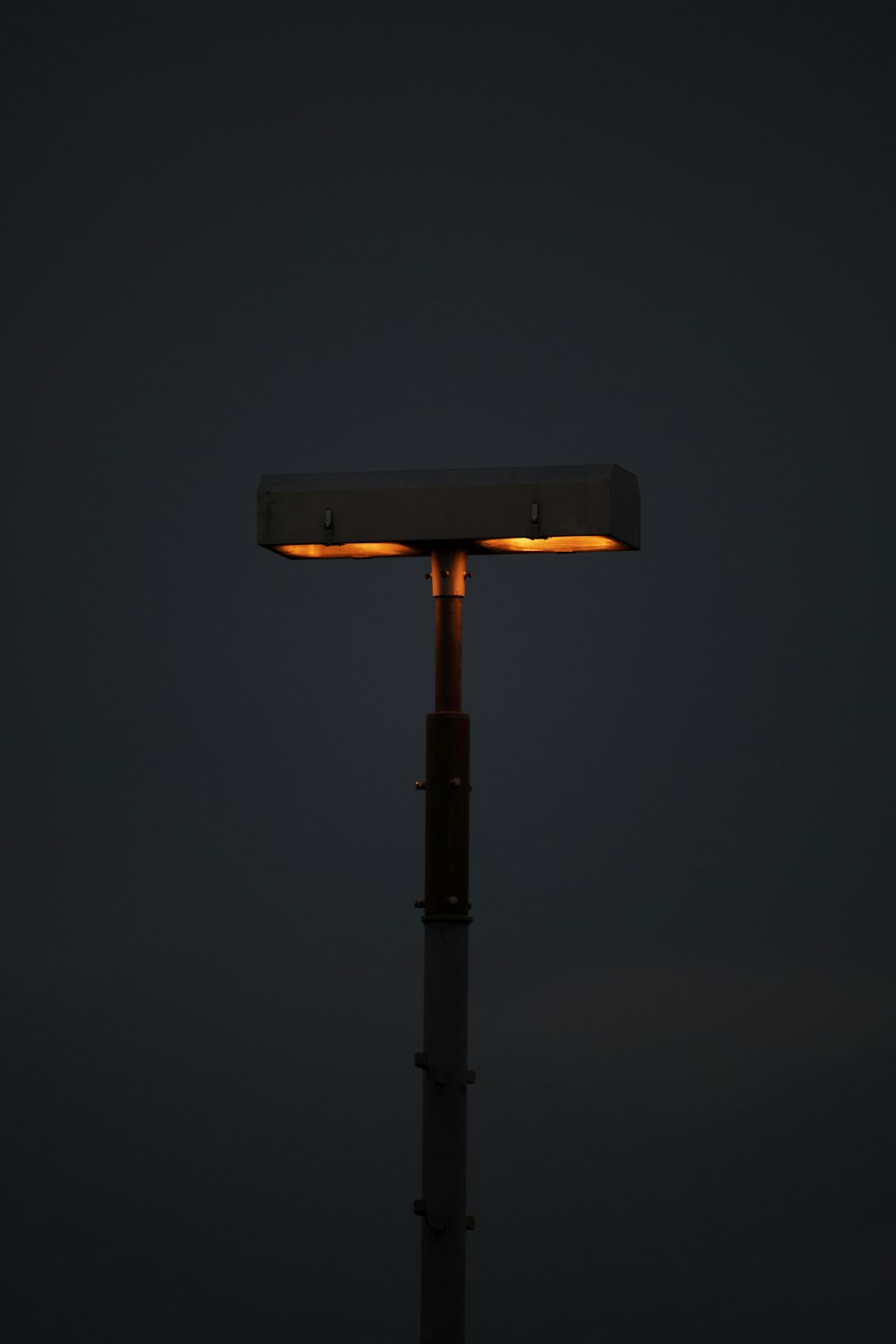 uma luz que está em cima de um poste