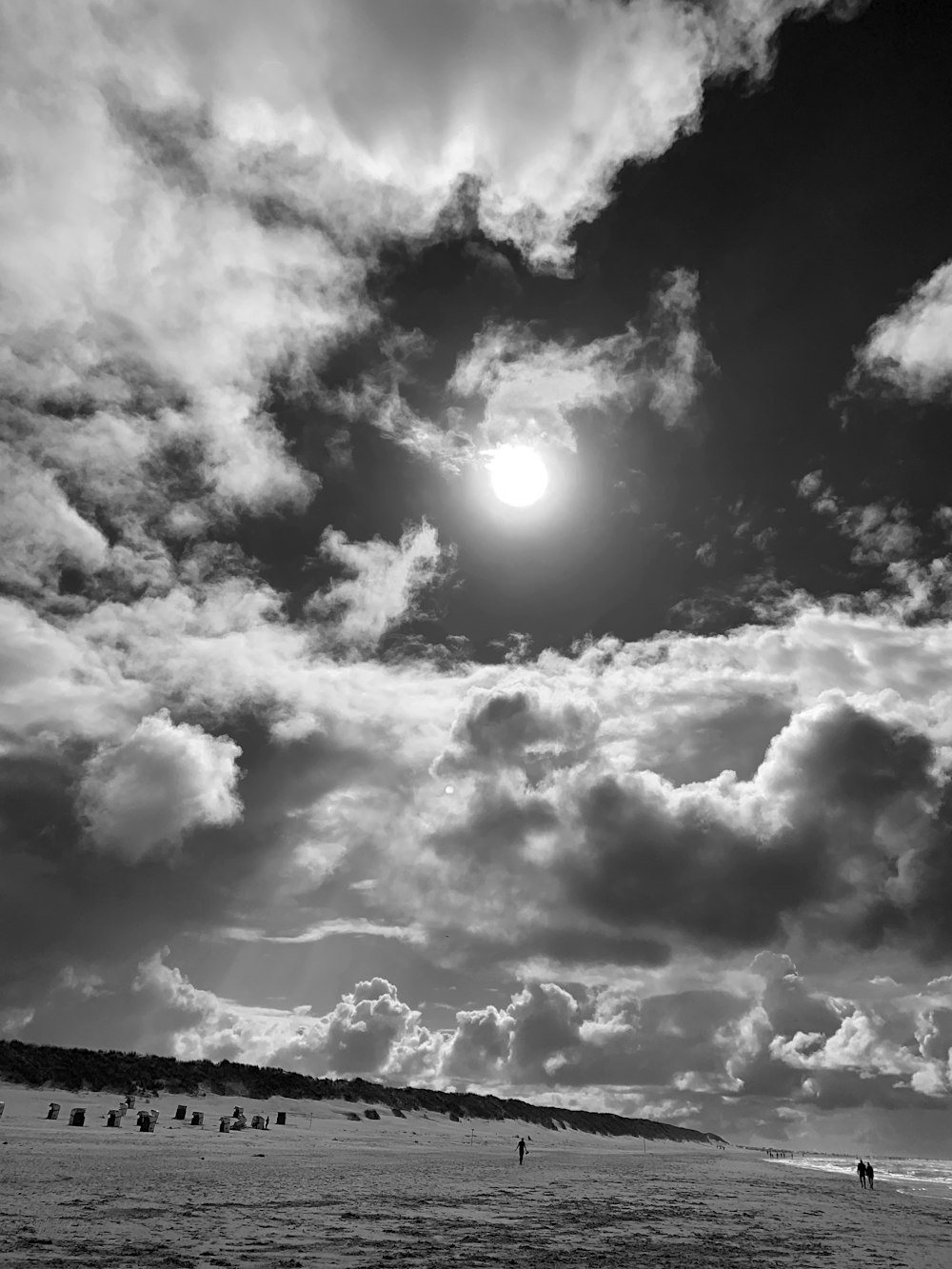 una foto in bianco e nero di un cielo nuvoloso