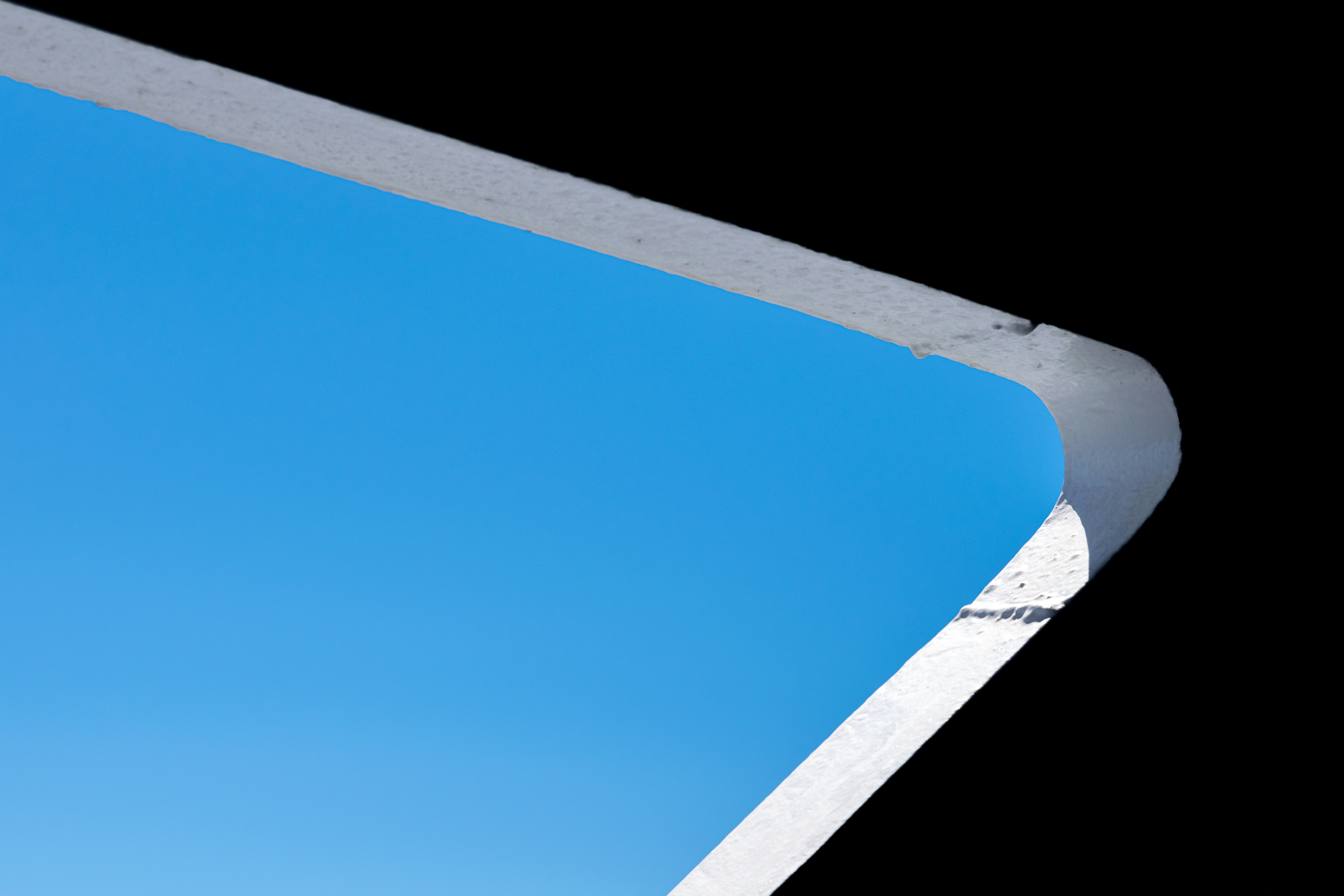 una persona en una patineta en el aire