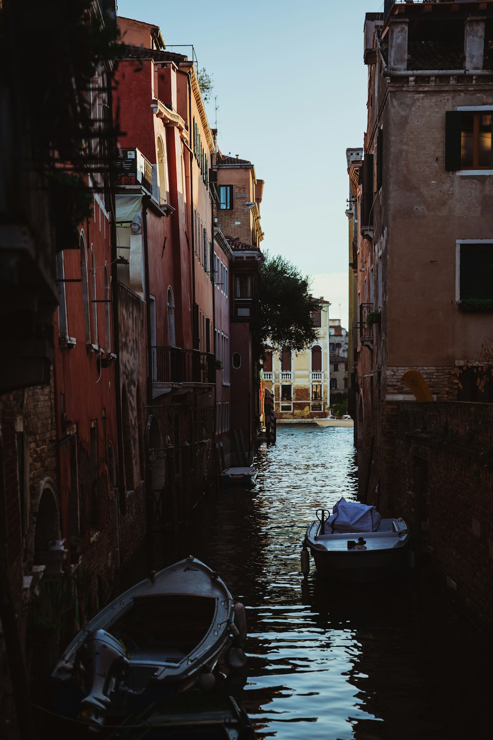 a boat is in the water between two buildings