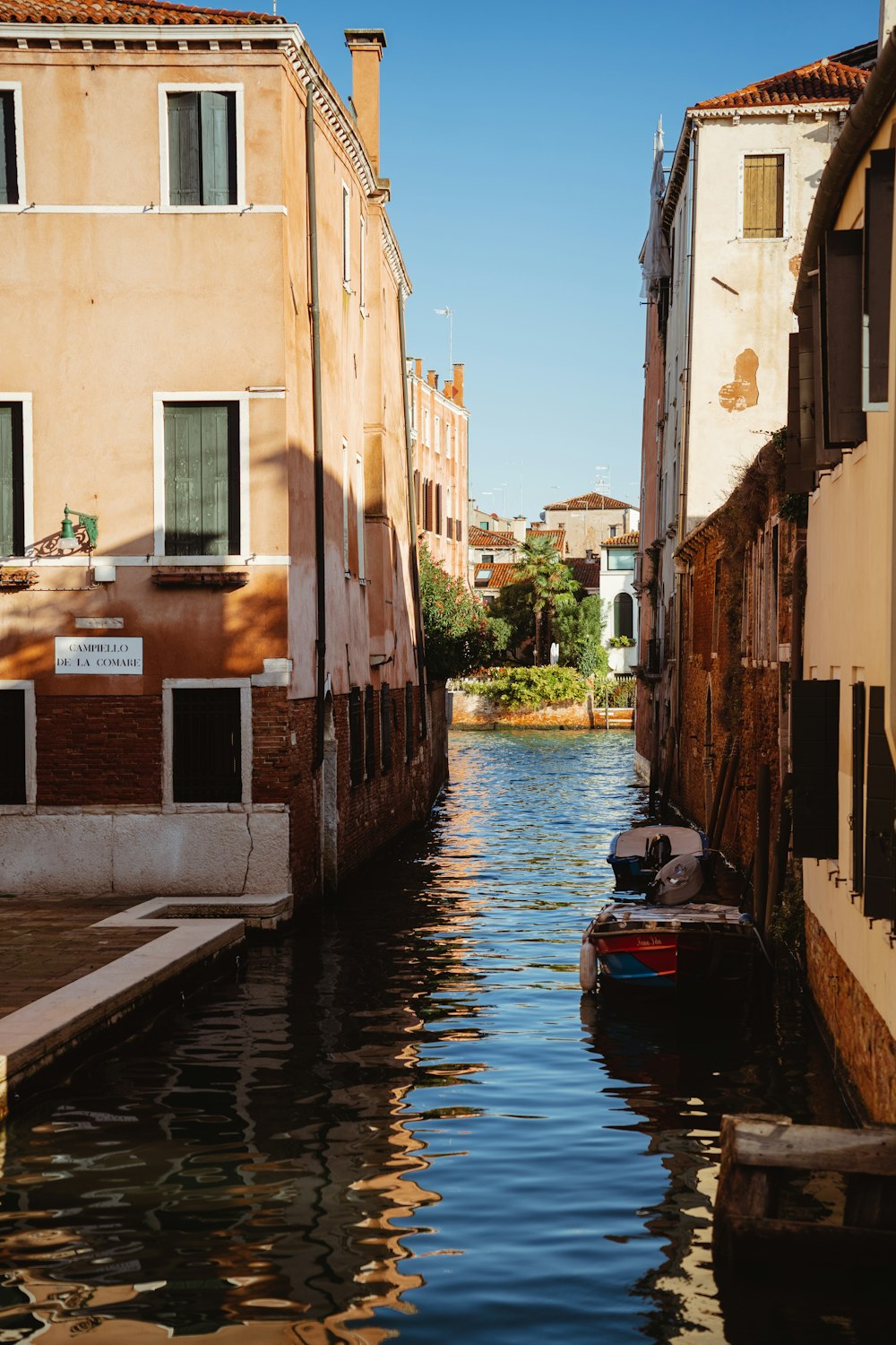 a boat is in the water between two buildings