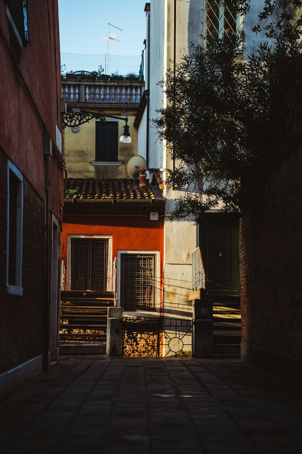 a narrow alley way with a building in the background