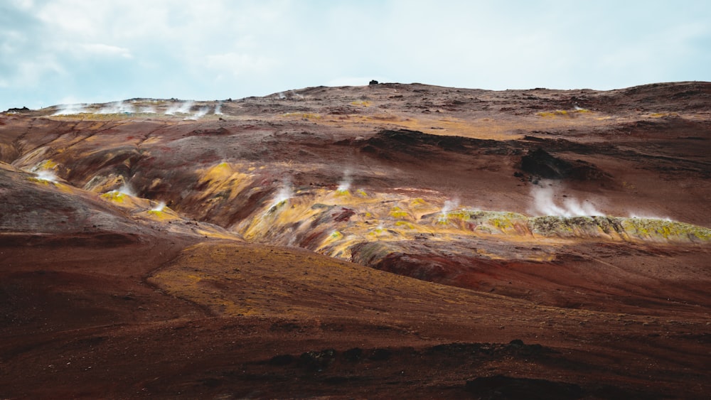 une vue d’une montagne d’où s’échappe de la vapeur