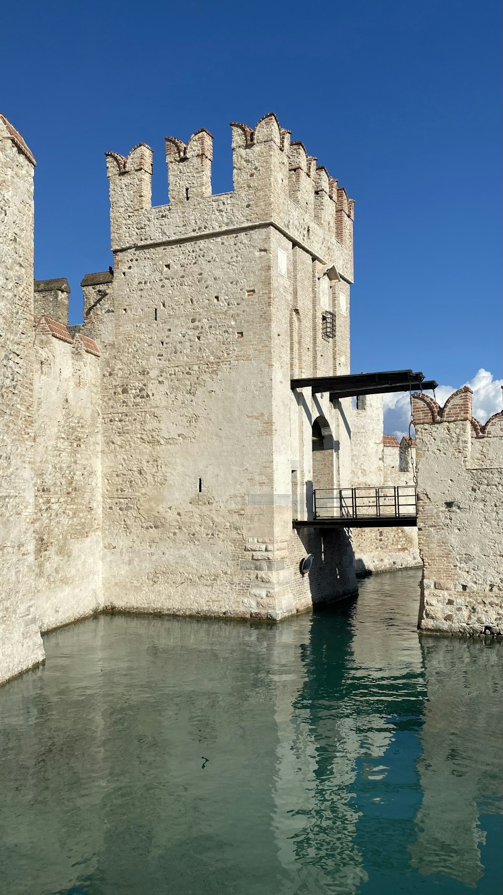 Un puente sobre un cuerpo de agua frente a un castillo