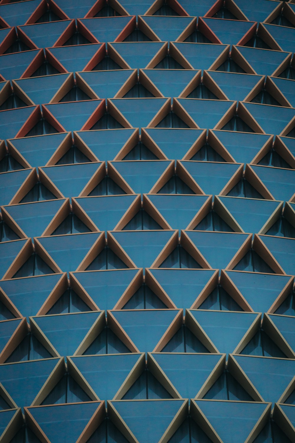 三角形の形がたくさんある建物のクローズアップ