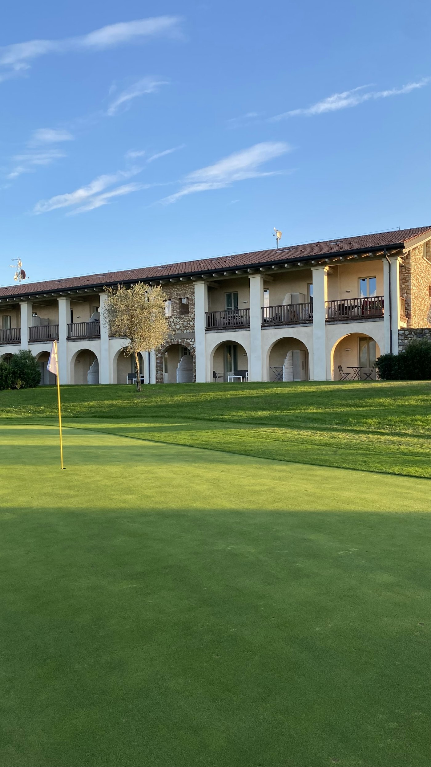 Clubhouse moderne d'un golf français dominant le parcours