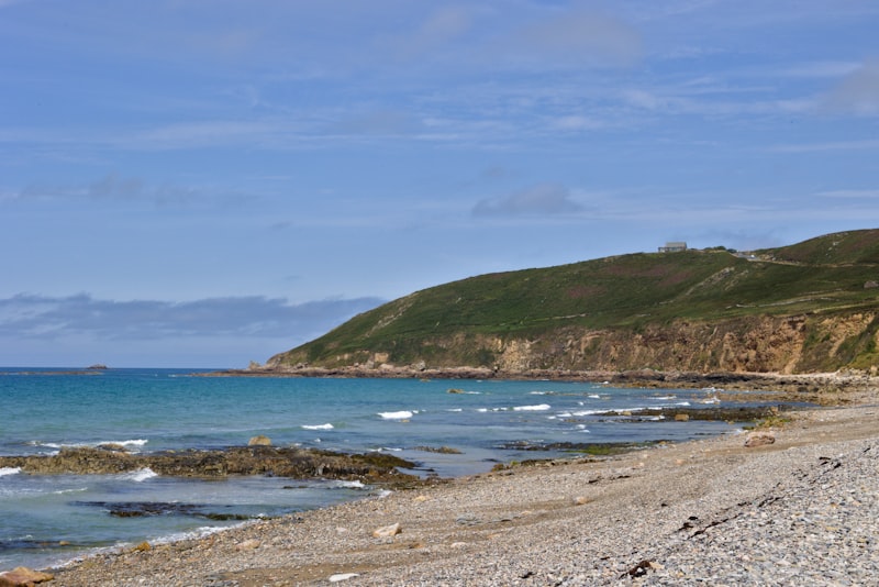 Quiet shingle-and-sand beach at Seaton near Looe