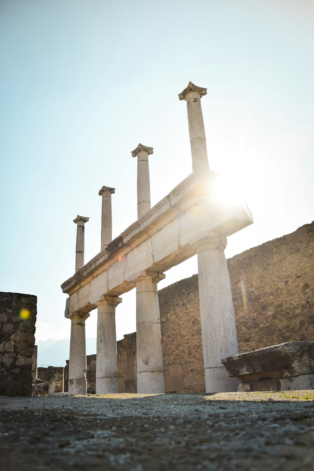 the sun is shining through the columns of a building