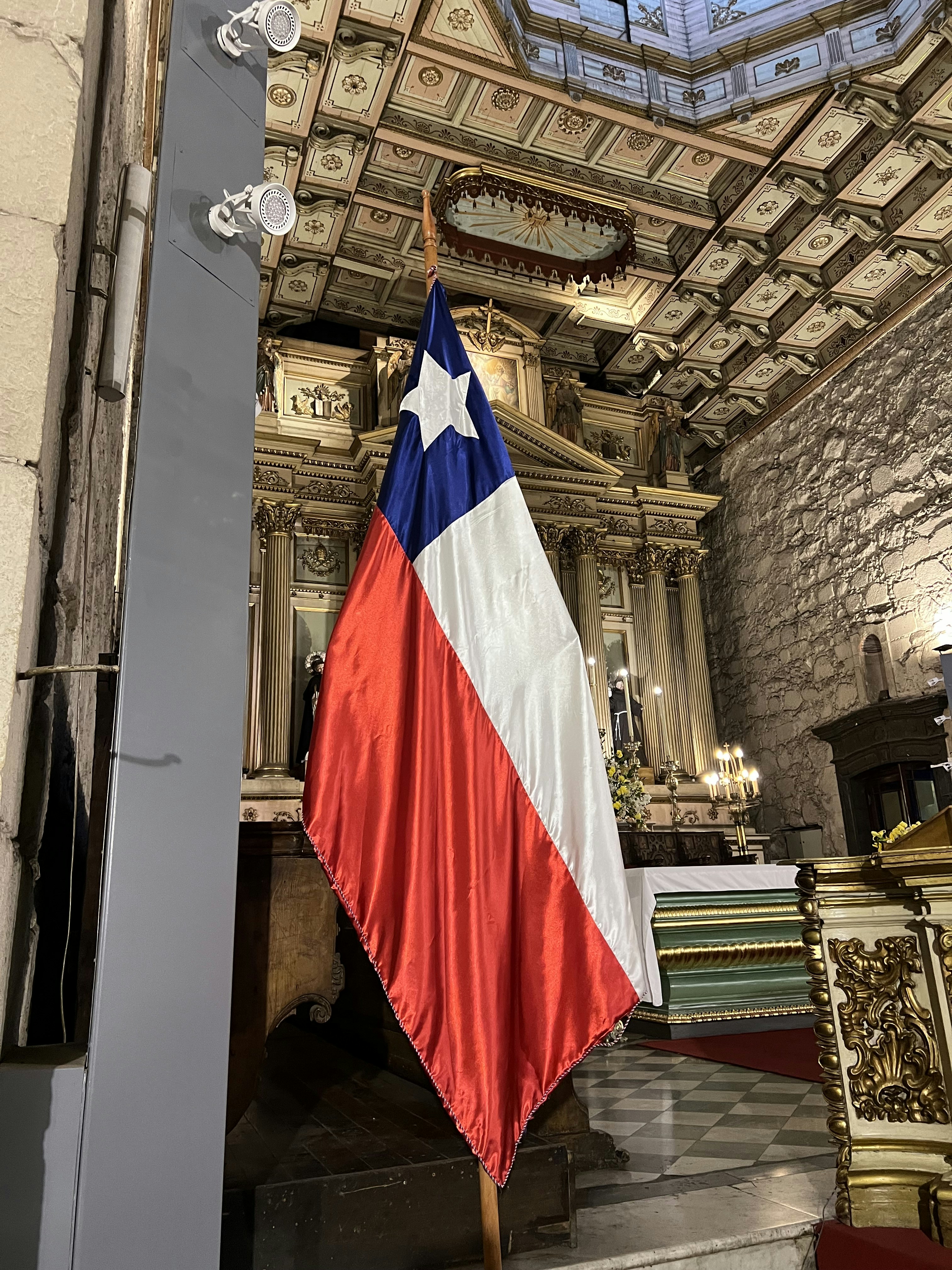 Una bandera colgada del techo de un edificio