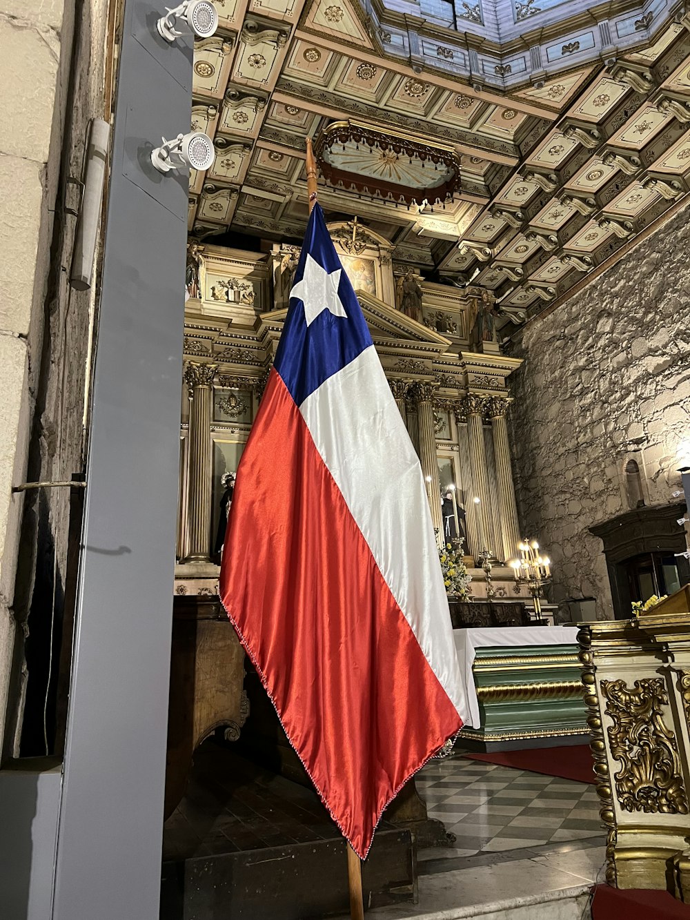 Una bandera colgada del techo de un edificio