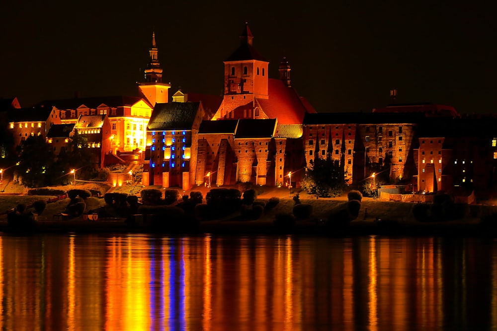 Eine nächtliche Szene einer Stadt am Wasser