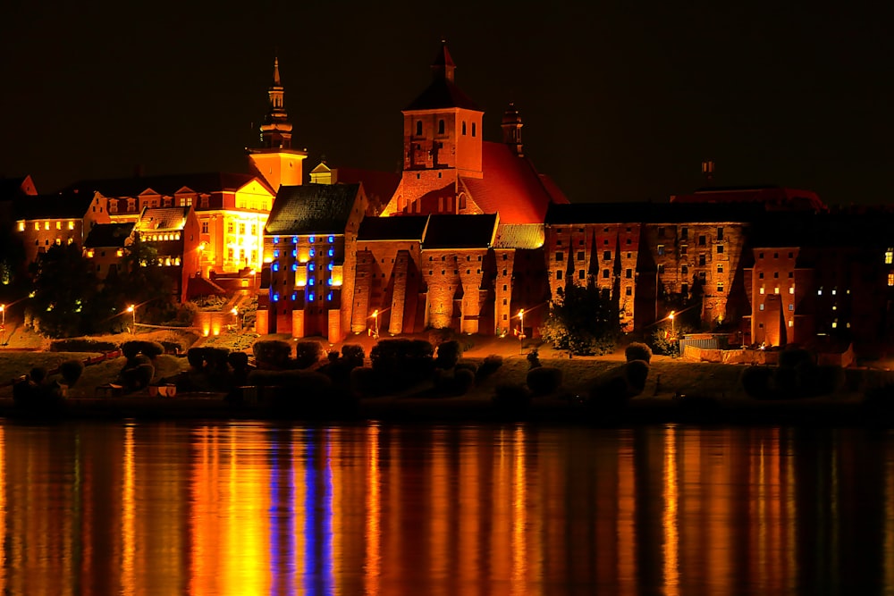 Una escena nocturna de una ciudad junto al agua