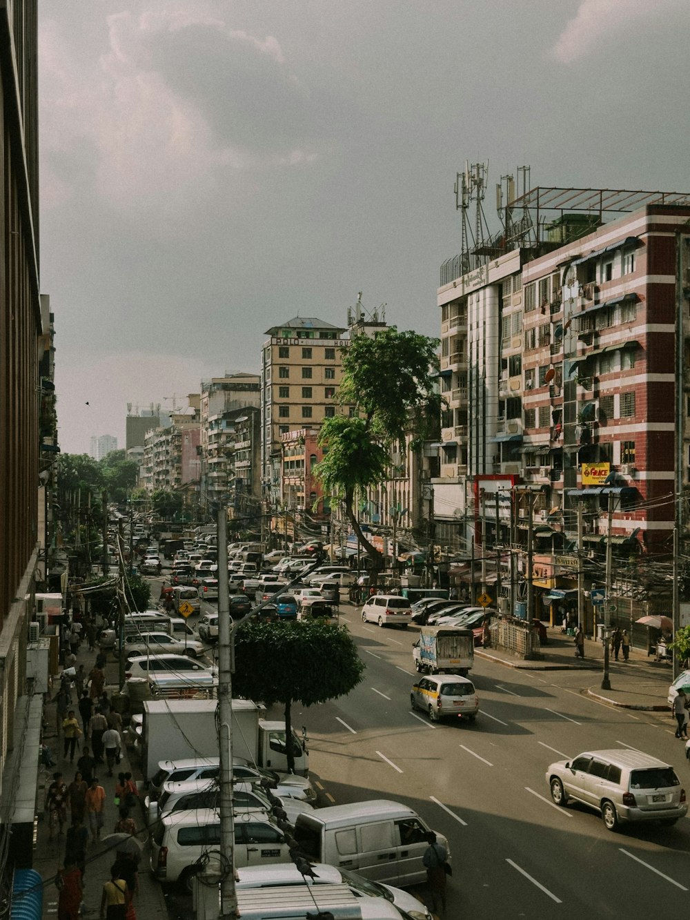 a busy city street filled with lots of traffic