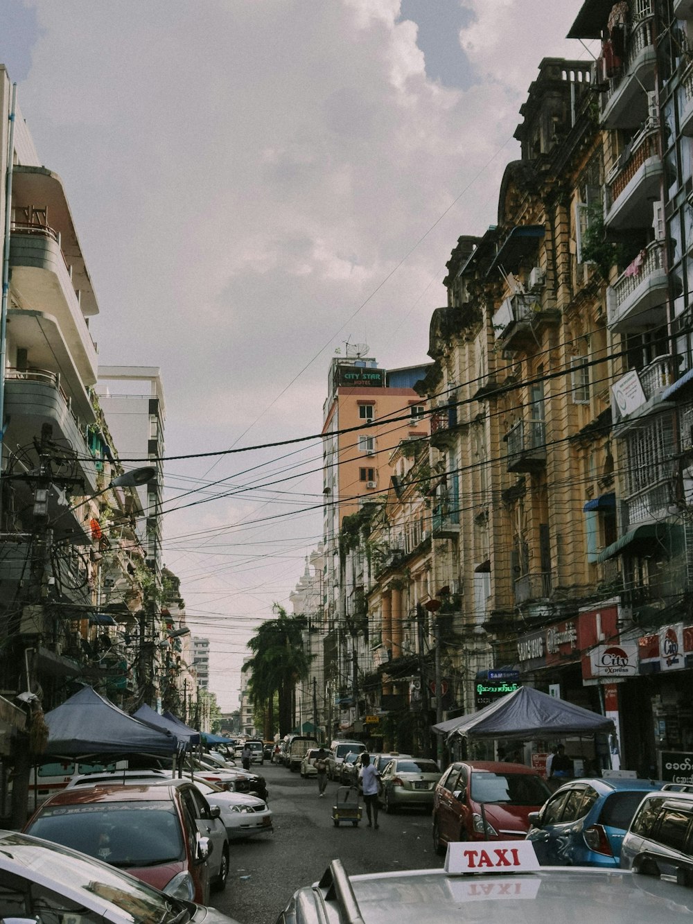 a busy city street filled with lots of traffic