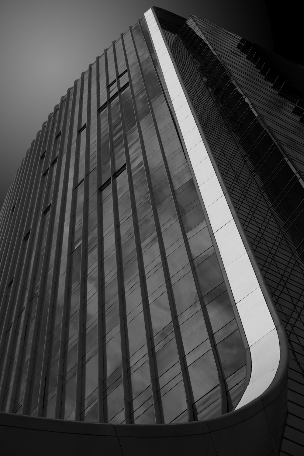 uma foto em preto e branco de um prédio alto