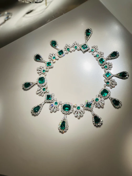 A stunning emerald gemstone set in an elegant jewelry design.
