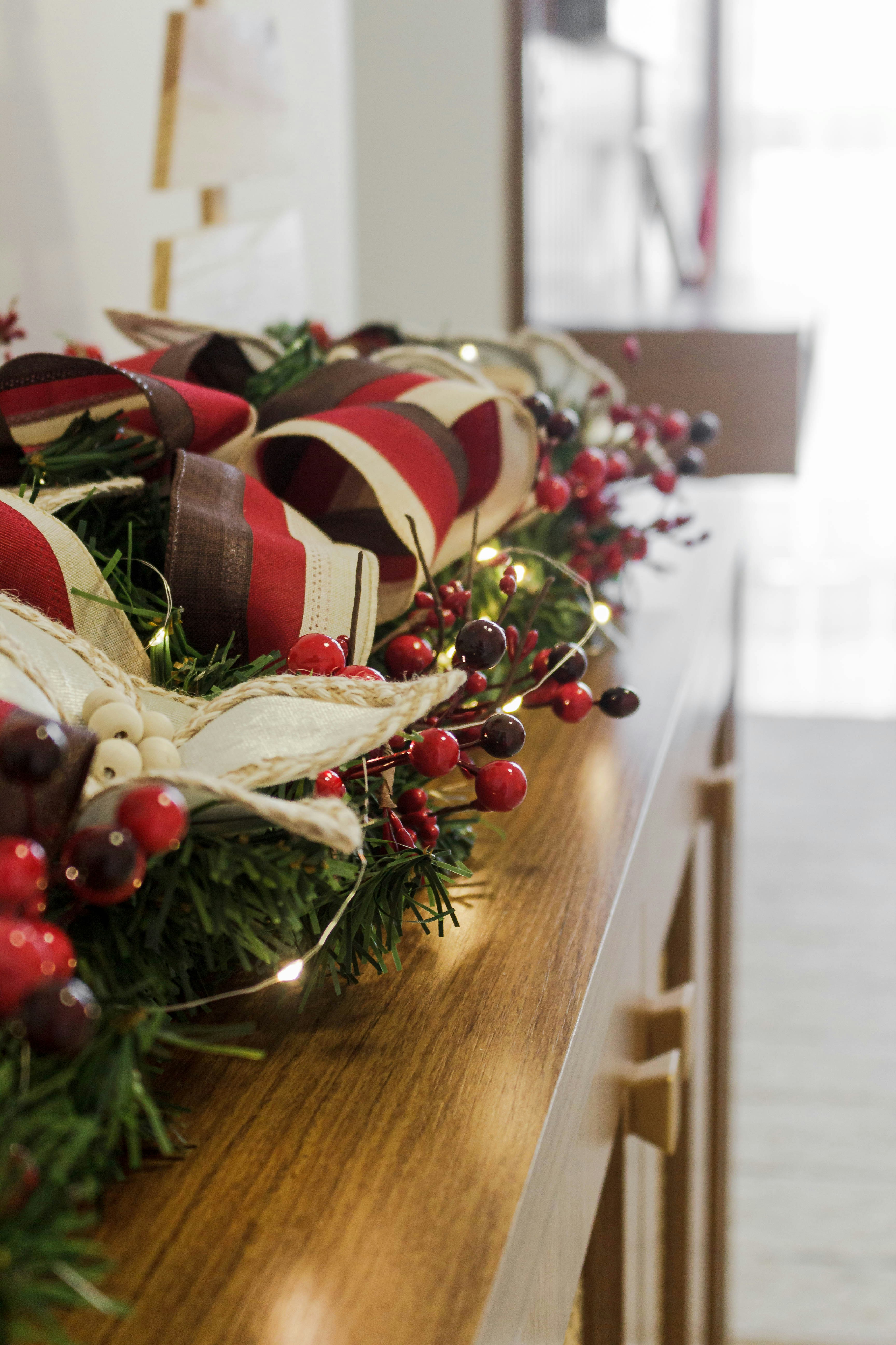 Um close up de uma decoração de Natal em uma mesa