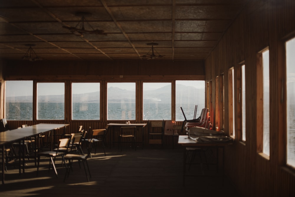 une salle remplie de beaucoup de tables et de chaises