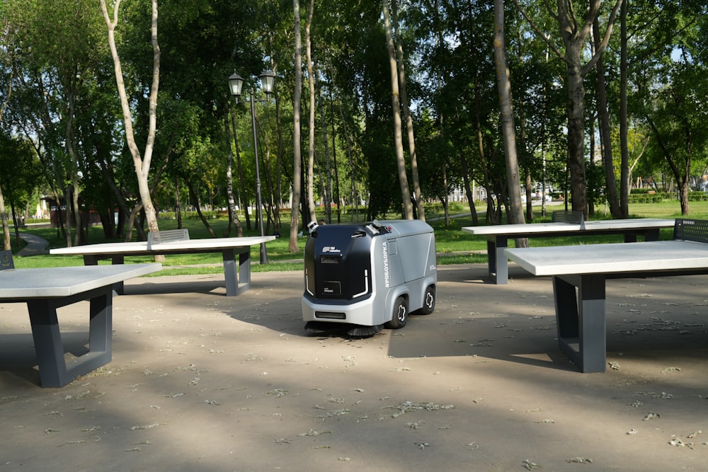 un veicolo elettrico parcheggiato in un parco accanto a tavoli da picnic