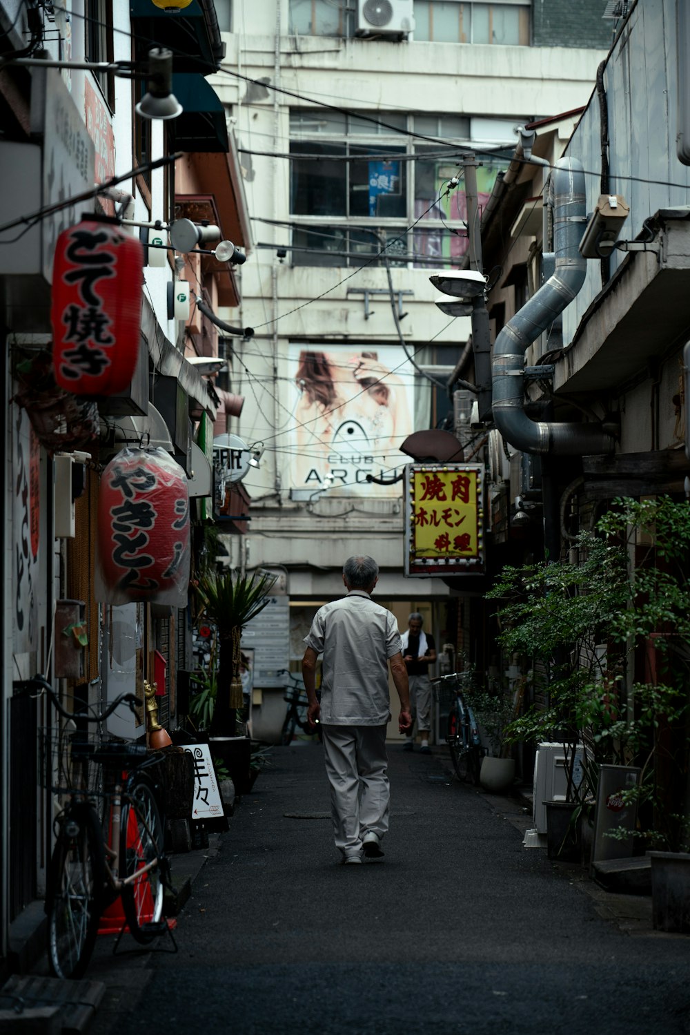 un homme marchant dans une ruelle étroite